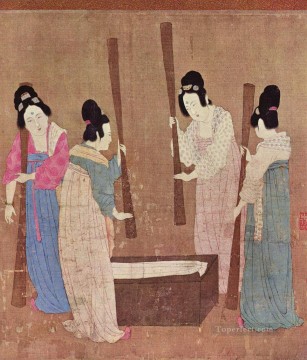 趙季宋徽宗 Painting - 張玄1100年の古い墨の後に絹を準備する女性たち